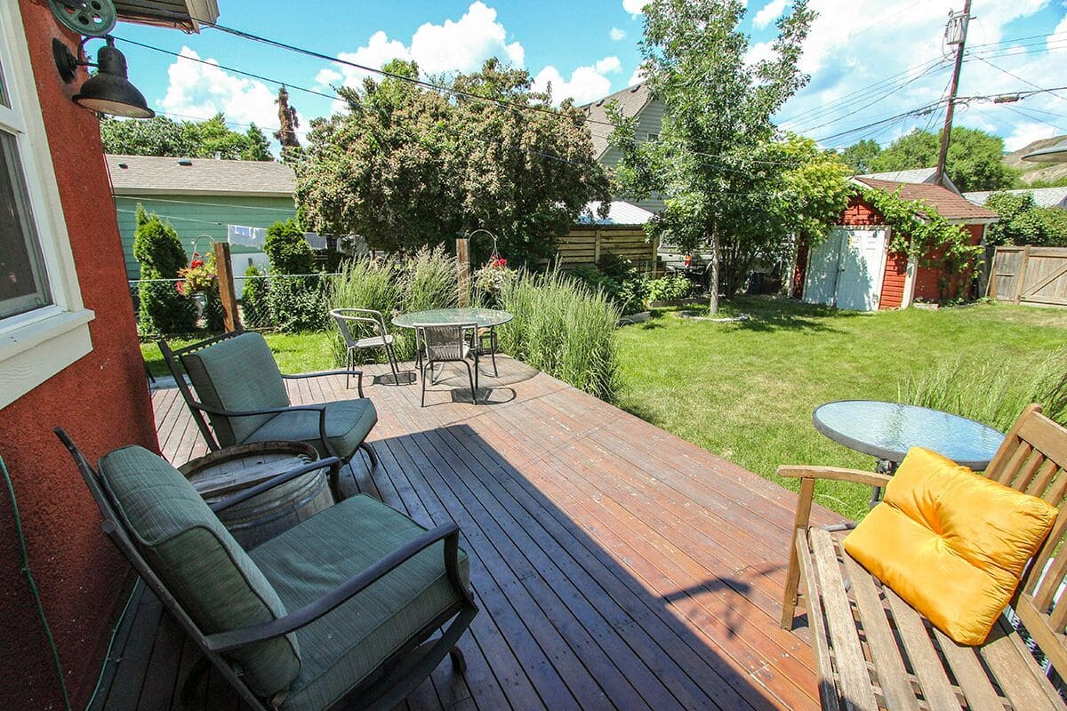 Large backyard and deck at Five Paddles Vacation Home