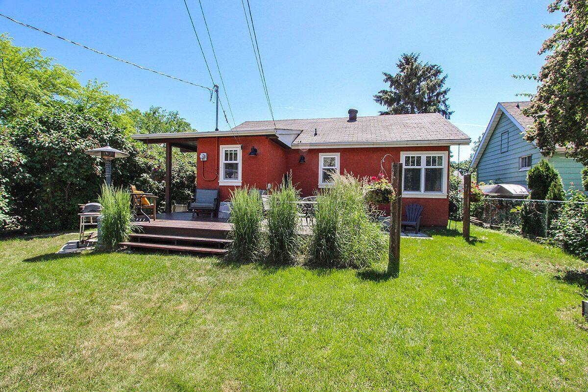 Five Paddles exterior, deck and fully fenced backyard